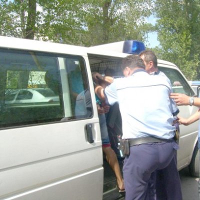Doi minori au furat dintr-un autovehicul în timp ce acesta se afla în mers